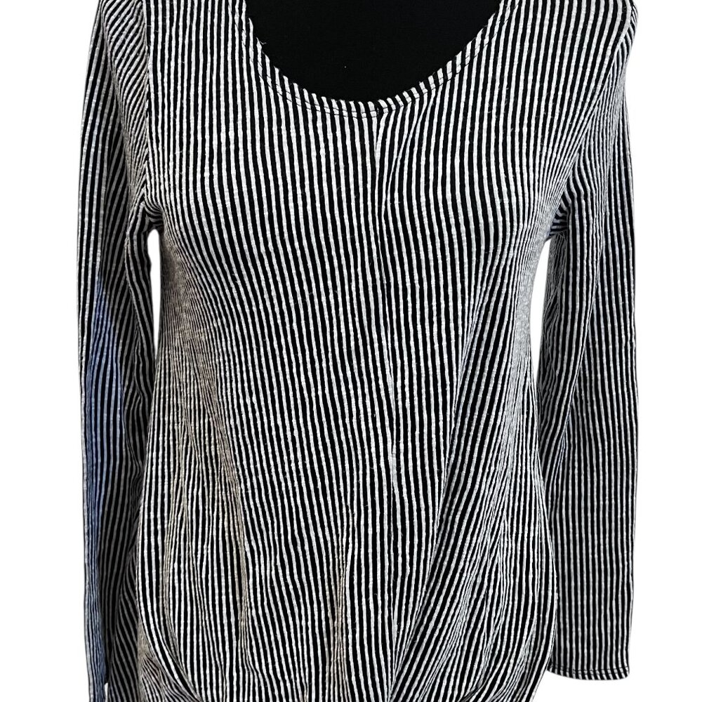 Great black and white women's top in XL, scoop neckline, front bottom knot,